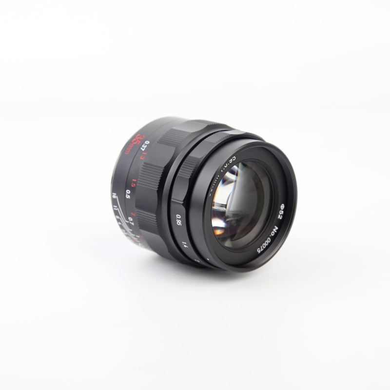 35mm 0.95II APS-C Lens, Suitable for All Types of Photography, with Excellent Image Clarity
